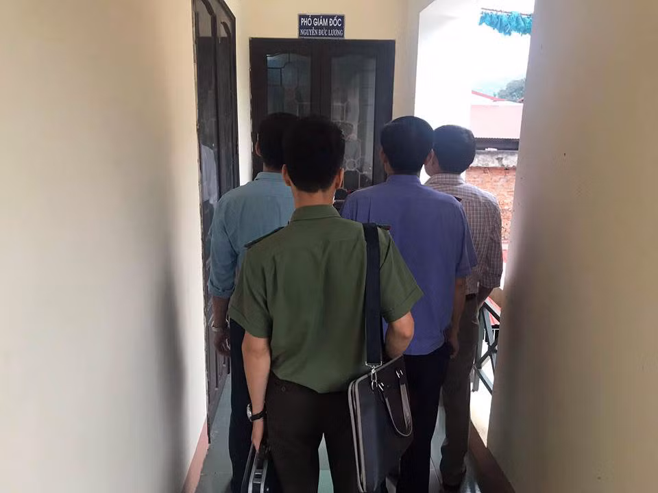 Công an khám được gì tại nhà cán bộ chấm thi bị bắt giam ở Hòa Bình? ảnh 3