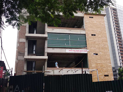 Nhân chứng kể lại giây phút thanh sắt lao xuống khiến 1 người chết ảnh 2