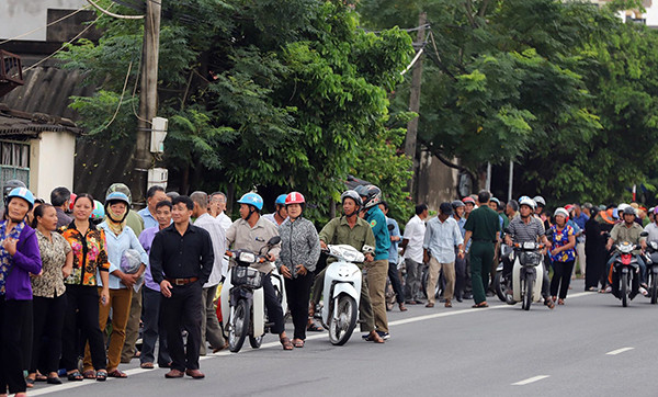 Người dân Ninh Bình ôm di ảnh Chủ tịch nước đón linh cữu ảnh 7