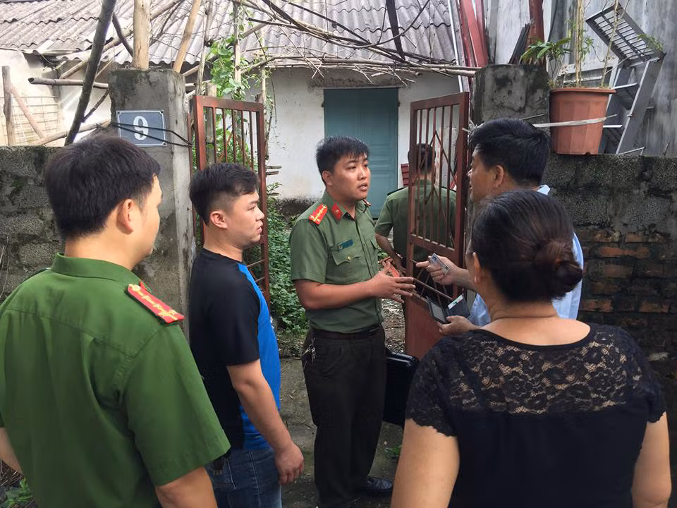 Công an khám được gì tại nhà cán bộ chấm thi bị bắt giam ở Hòa Bình? ảnh 6