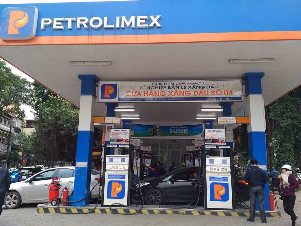 Tài xế quay clip tố cây xăng ở Hà Nội đổ sai gần 10 lít ảnh 1