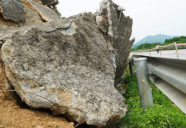 Cận cảnh sạt lở nghiêm trọng trên cao tốc Nội Bài - Lào Cai ảnh 4