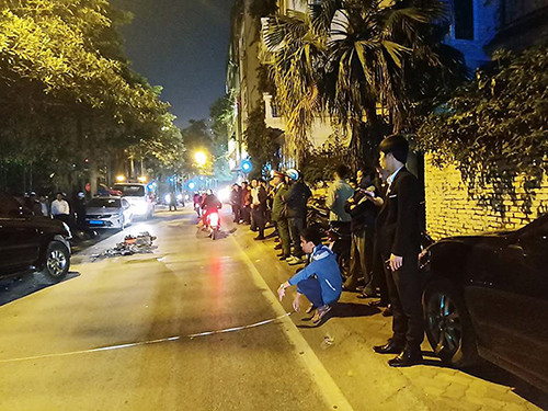 Nữ tài xế lái Lexus đâm loạt xe máy ven hồ Tây, 6 người bị thương ảnh 2