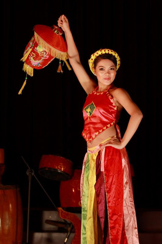 Thiếu nữ đồng bằng Bắc Bộ “Trảy hội ngày xuân”.