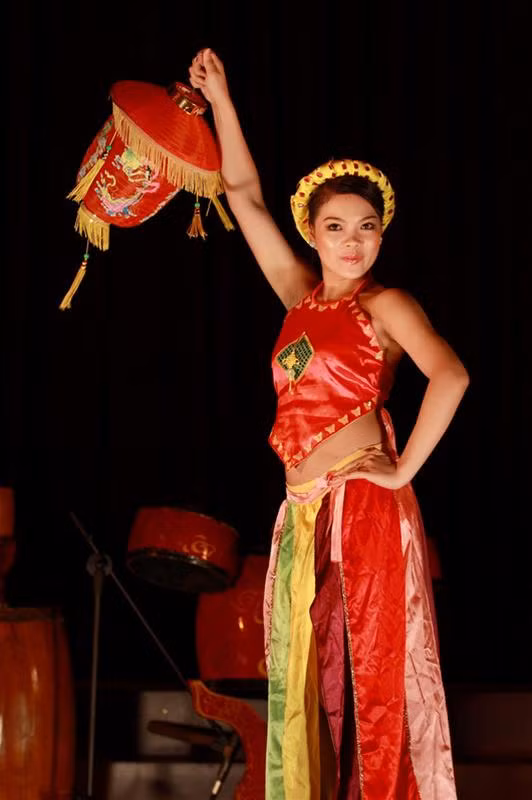 Thiếu nữ đồng bằng Bắc Bộ “Trảy hội ngày xuân”.
