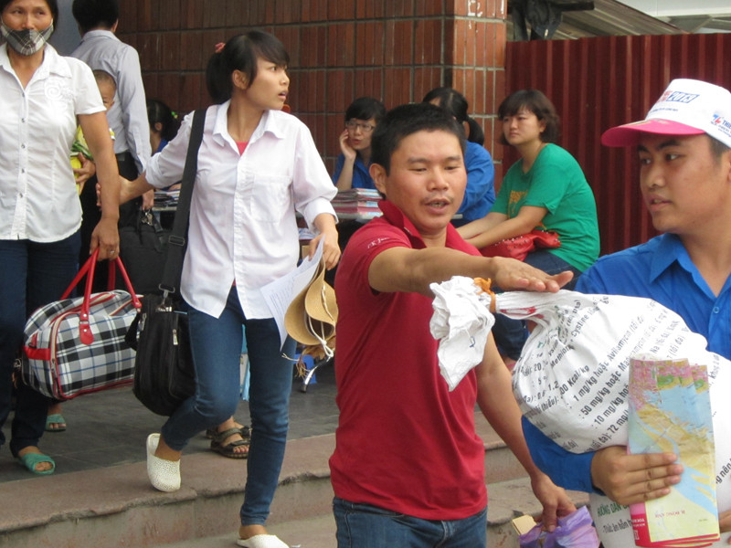Nhiều sinh viên tình nguyện vẫn ra sức mang vác hành lý cho các em học sinh