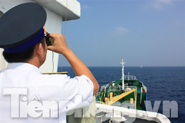 Chấm trắng giữa trùng khơi