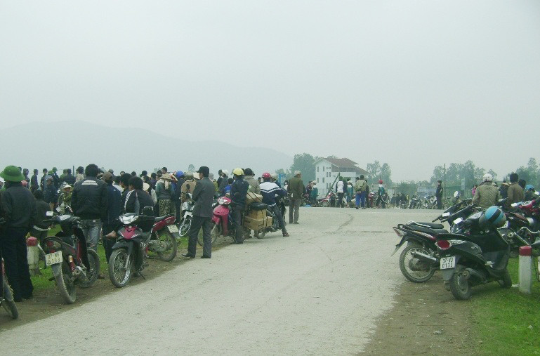 Vụ tai nạn thu hút sự hiếu kỳ của đông đảo người qua đường