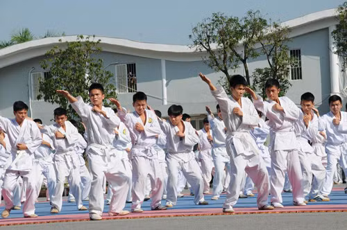 Các học viên trong Trung đoàn biểu diễn võ thuật