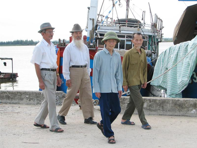 Các thầy giáo thăm lại bến cảng Sầm Sơn năm xưa đón đồng bào Miền Nam tập kết - Ảnh: Hoàng Lam