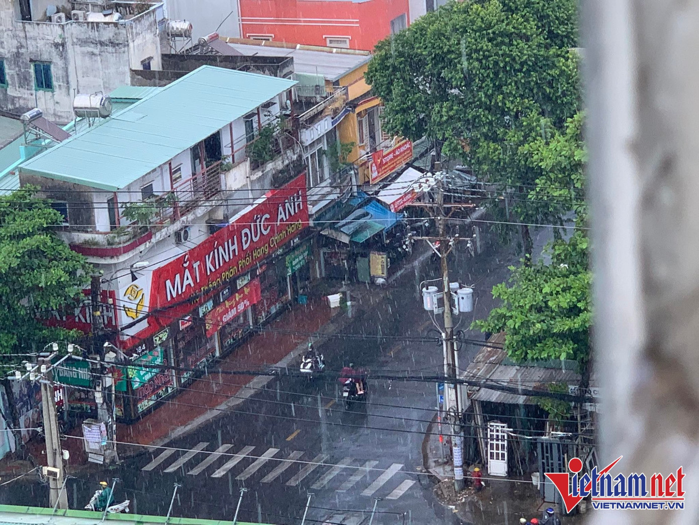 Tại một số nơi trên địa bàn TP.HCM xuất hiện cơn mưa giữa mùa nắng nóng.