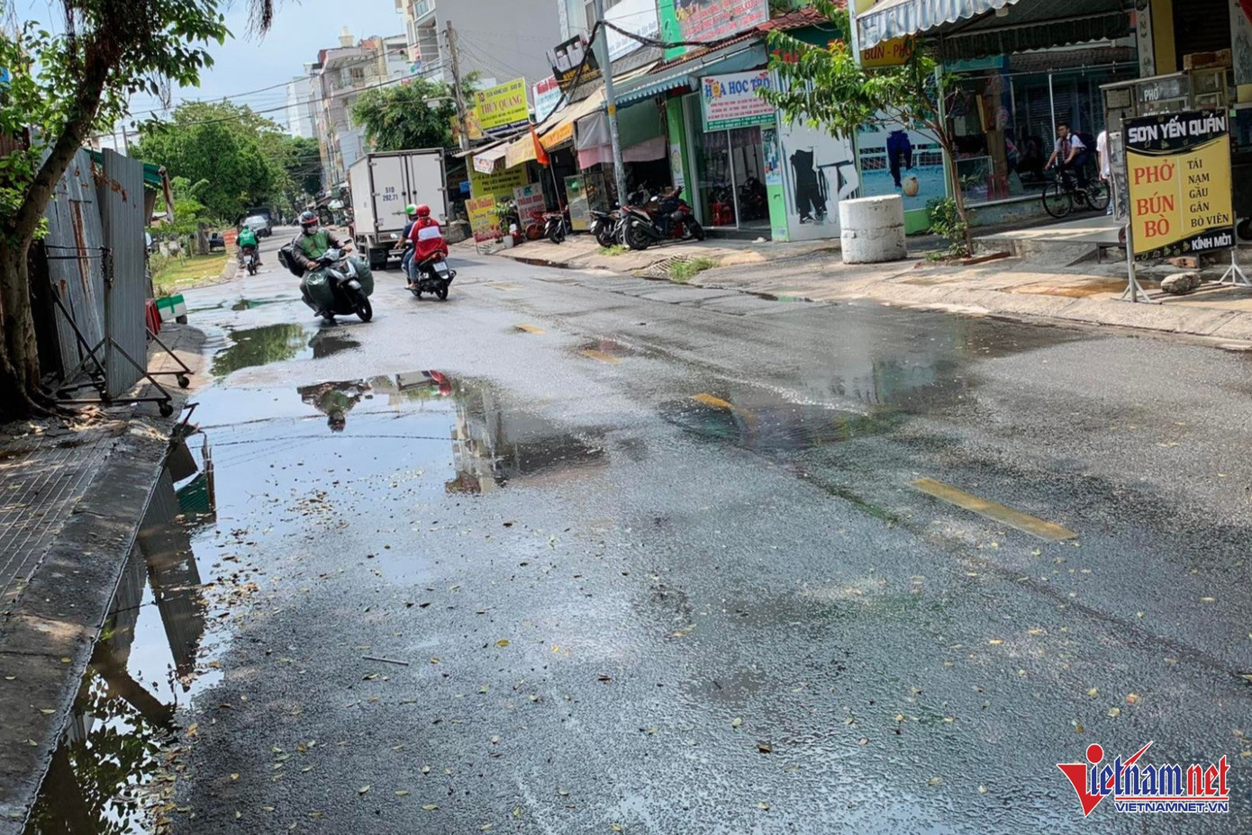 Mặt đường đọng nước sau trận mưa kéo dài khoảng 10 phút.