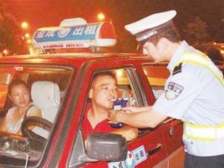 Kiểm tra nồng độ cồn của lái xe taxi ở tỉnh An Huy. Ảnh: Chinadaily