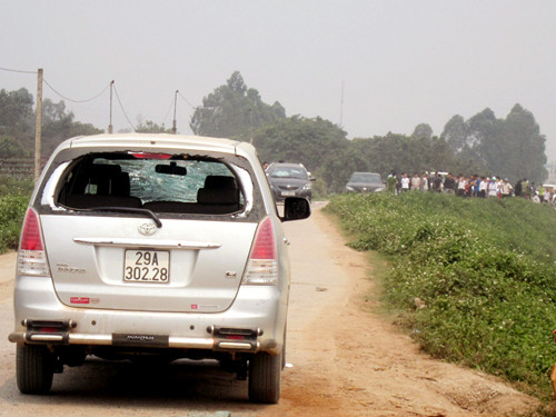 Rât đông người hiếu kỳ vây quanh hiện trường vụ án. Rât đông người hiếu kỳ vây quan hiện trường vụ án