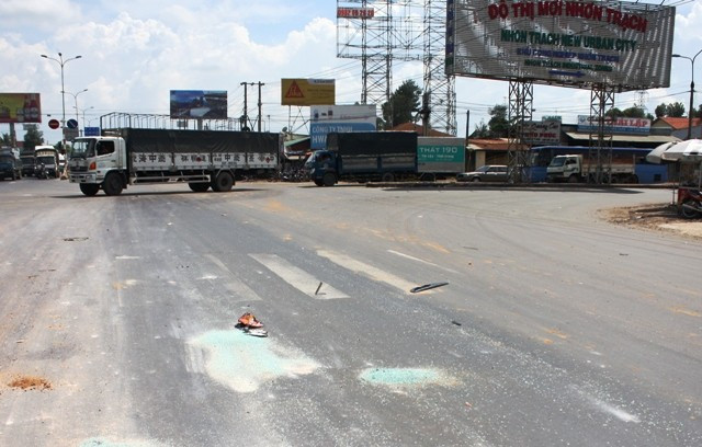 Đúng lúc này chiếc xe ben chở đá mang biển số 60S - 4819 do tài xế tên Đức (ngụ xã Long An) chạy cùng chiều đi tốc độ nhanh bị mất thắng nên lao thẳng vào sau ô tô khách. Cú tông mạnh nên cả xe khách và xe ben lao thẳng qua bên đường. Khi lao qua đường xe ben đã va chạm với một xe taxi khiến ô tô này bị hư hỏng cánh cửa xe