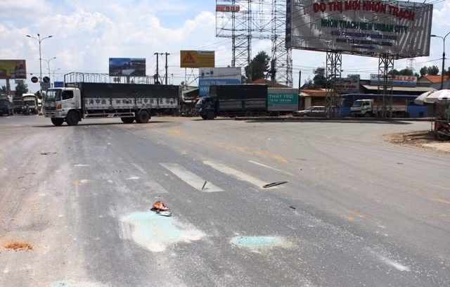 Đúng lúc này chiếc xe ben chở đá mang biển số 60S - 4819 do tài xế tên Đức (ngụ xã Long An) chạy cùng chiều đi tốc độ nhanh bị mất thắng nên lao thẳng vào sau ô tô khách. Cú tông mạnh nên cả xe khách và xe ben lao thẳng qua bên đường. Khi lao qua đường xe ben đã va chạm với một xe taxi khiến ô tô này bị hư hỏng cánh cửa xe