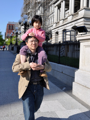 Bố Châu và cô con gái út (An) trên đường phố Washington. Bố Châu và cô con gái út (An) trên đường phố Washington