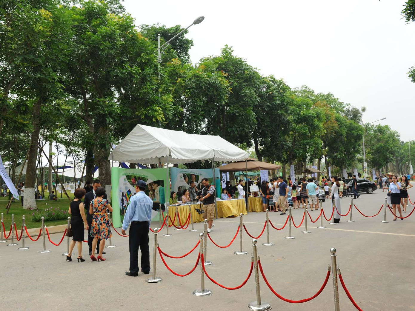 Ecopark sở hữu nhiều rặng cây trưởng thành xanh mát khiến khách du lịch có cảm giác như bước chân vào một vùng tiểu khí hậu mát mẻ, dễ chịu 