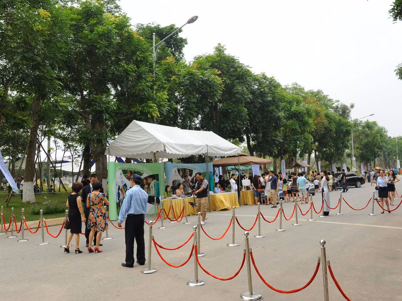 Ecopark sở hữu nhiều rặng cây trưởng thành xanh mát khiến khách du lịch có cảm giác như bước chân vào một vùng tiểu khí hậu mát mẻ, dễ chịu 