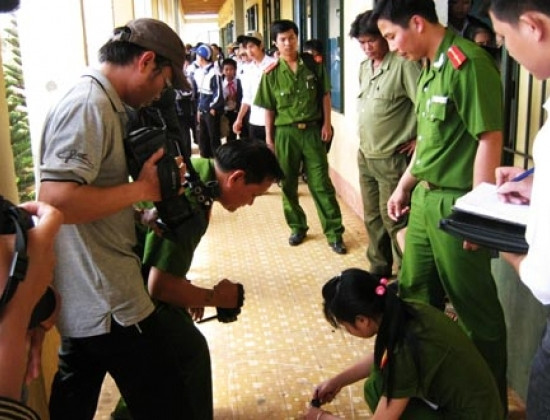 Lực lượng chức năng tiến hành khám nghiệm hiện trường vụ án