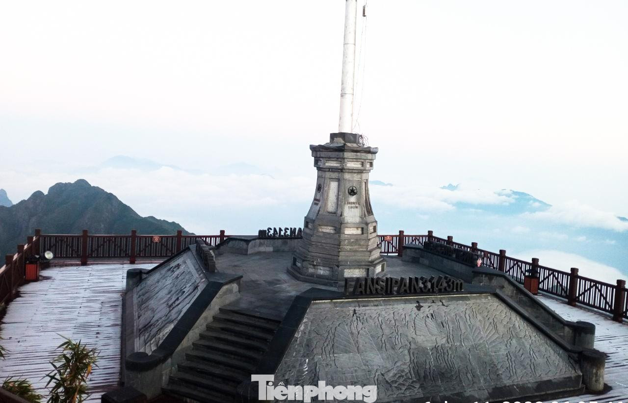 Vào lúc 5h hôm nay (6/11), nhiệt độ trên đỉnh Fansipan ghi nhận khoảng 0 độ C.