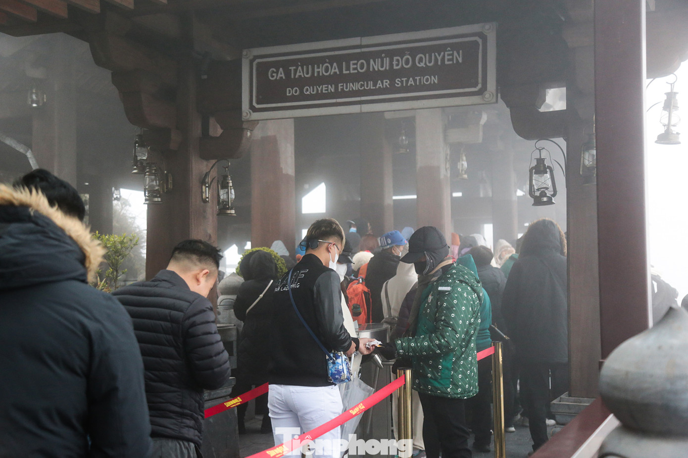 Ở phía trên đỉnh núi của dãy Hoàng Liên Sơn, sau khi đi cáp treo, du khách có thể đi tiếp tàu hỏa leo núi hoặc đi bộ qua các bậc đá để lên đỉnh Fansipan.