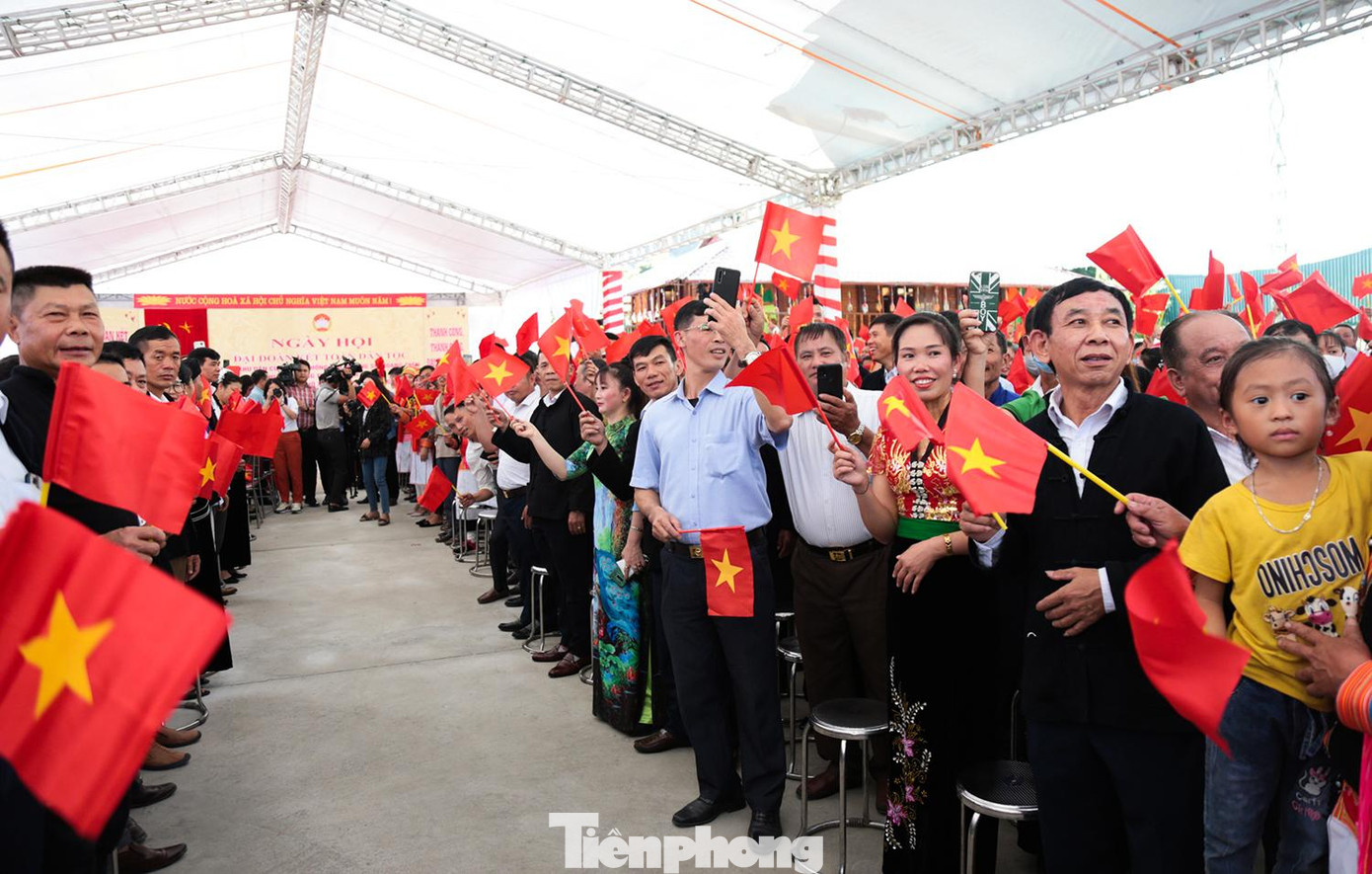 Nhân dân các dân tộc liên khu dân cư 3 xã Khổng Lào - Mường So - Hoang Thèn có bề dày truyền thống lịch sử văn hóa, luôn nêu cao tinh thần đoàn kết, keo sơn; chấp hành tốt các chủ trương, đường lối của Đảng, chính sách pháp luật của Nhà nước.