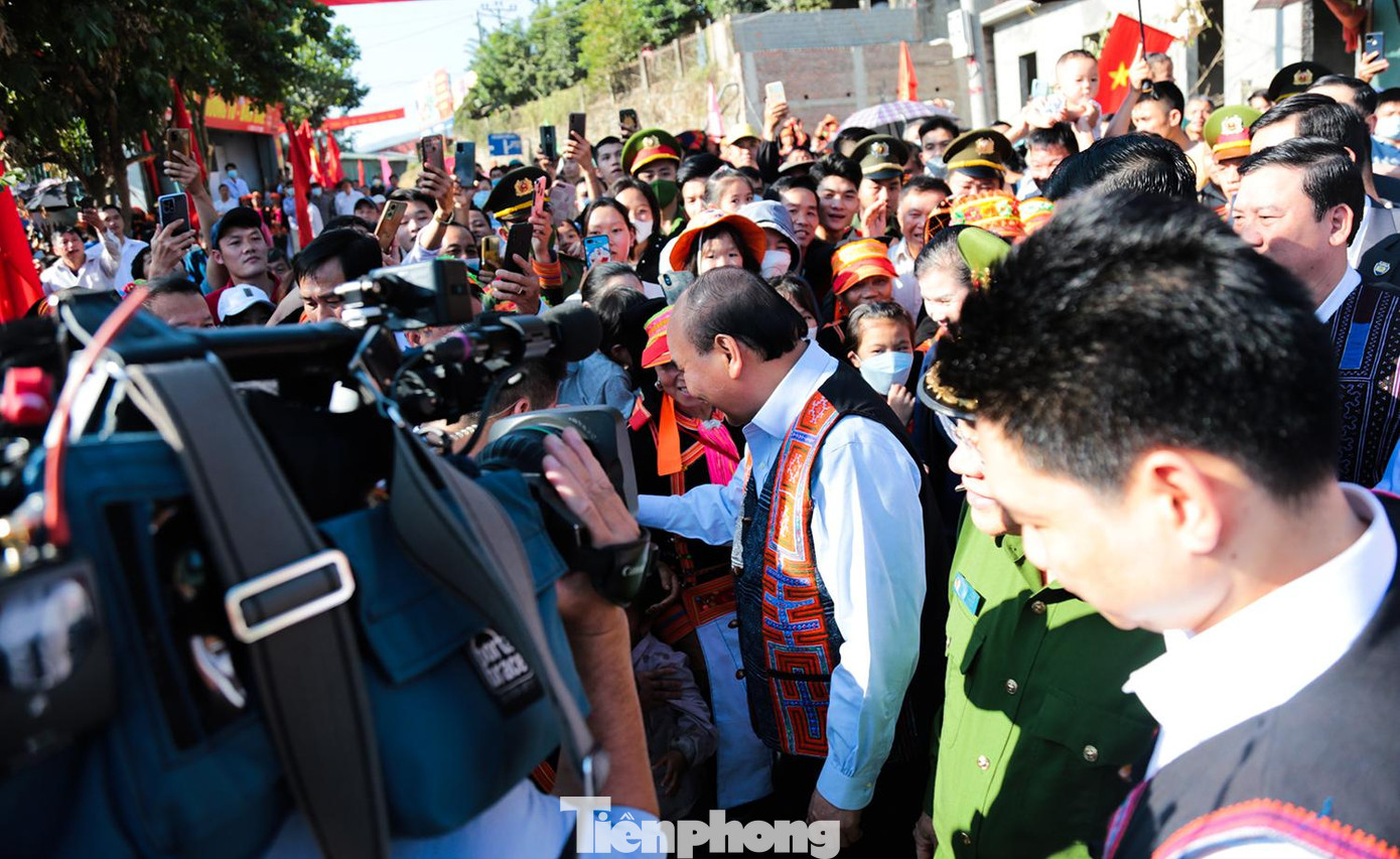 Từ 13h chiều, rất đông đồng bào dân tộc địa phương đã chờ đợi đón chào Chủ tịch nước Nguyễn Xuân Phúc.