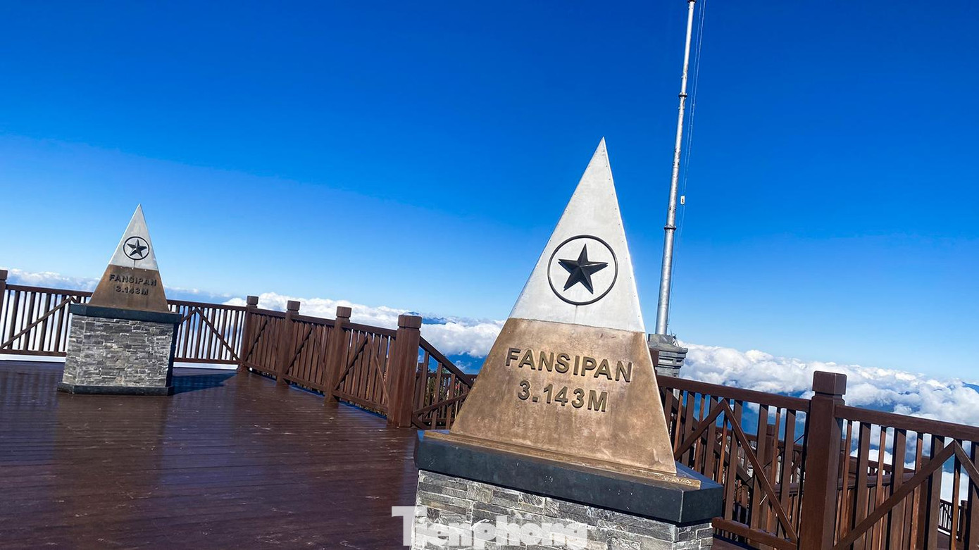 Đỉnh Fansipan trên dãy Hoàng Liên thuộc địa phận thị xã Sa Pa, tỉnh Lào Cai có độ cao 3.143 mét so với mực nước biển. Nhiệt độ tại đây thường chênh lệch khá nhiều so với các vùng thấp của Lào Cai. Sáng 30/11, thời tiết trên đỉnh Fansipan ghi nhận hiện tượng nắng ráo. Đỉnh Fansipan trên dãy Hoàng Liên thuộc địa phận thị xã Sa Pa, tỉnh Lào Cai có độ cao 3.143 mét so với mực nước biển. Nhiệt độ tại đây thường chênh lệch khá nhiều so với các vùng thấp của Lào Cai. Sáng 30/11, thời tiết trên đỉnh Fansipan ghi nhận hiện tượng nắng ráo.