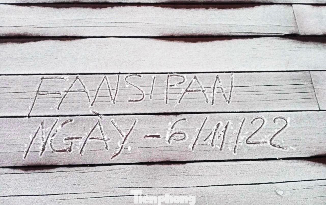 Sương giá phủ trên mặt sàn của một điểm "check-in". Nhân viên của khu du lịch viết được chữ trên mặt sàn phủ sương muối.