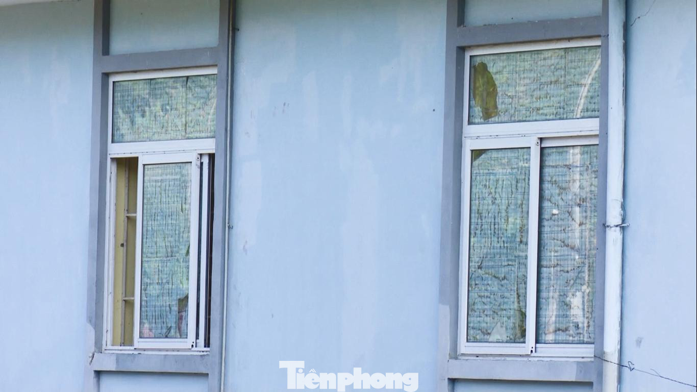 Một số cánh cửa số đã xuống cấp. Một số cánh cửa số đã xuống cấp.