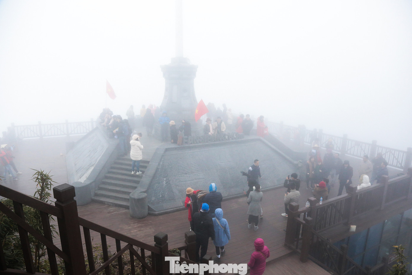 Chiều 24/12, sương mù, gió thổi mạnh và nhiệt độ khá thấp nhưng vẫn không ngăn được du khách bước chân lên "nóc nhà Đông Dương".