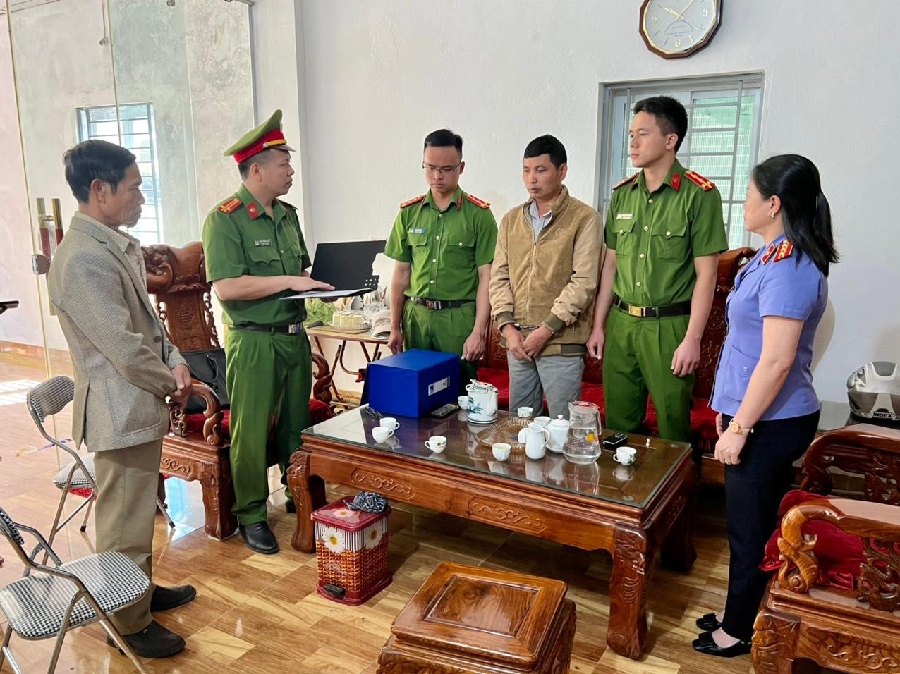 Đối tượng Phạm Viết Nhuận bị bắt giữ. Đối tượng Phạm Viết Nhuận bị bắt giữ.