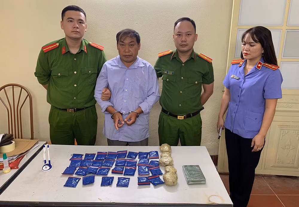 Đối tượng Giàng A Chua cùng số ma túy bị bắt giữ. Đối tượng Giàng A Chua cùng số ma túy bị bắt giữ.