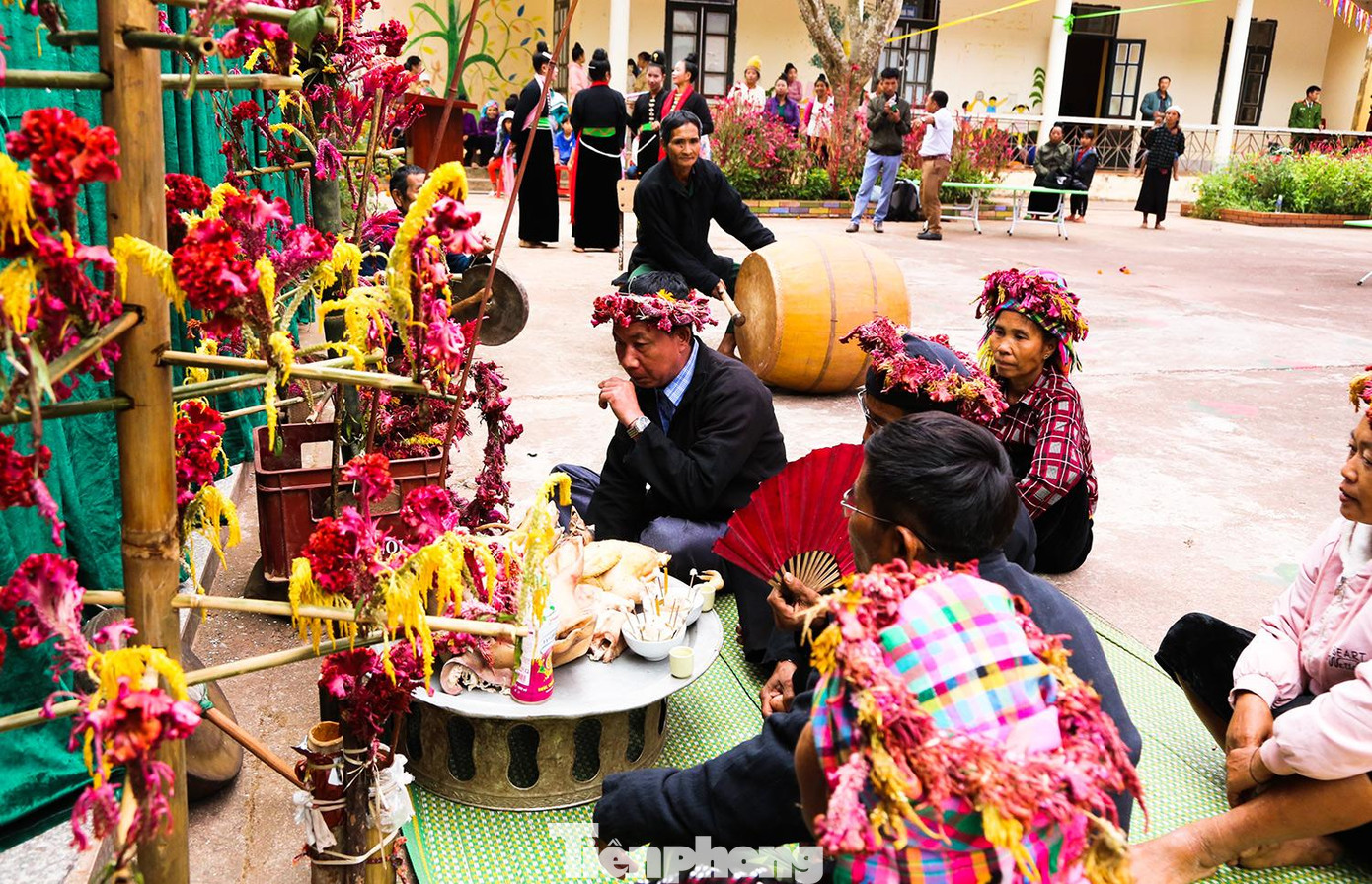 Trong Tết Hoa mào gà, dân bản sẽ cầu xin tổ tiên, thần linh những điều tốt đẹp; người dân trong bản cũng chúc cho nhau những điều tốt đẹp, cùng sum vầy, đoàn kết, vui chơi để bản làng càng thêm đoàn kết. Trong Tết Hoa mào gà, dân bản sẽ cầu xin tổ tiên, thần linh những điều tốt đẹp; người dân trong bản cũng chúc cho nhau những điều tốt đẹp, cùng sum vầy, đoàn kết, vui chơi để bản làng càng thêm đoàn kết.