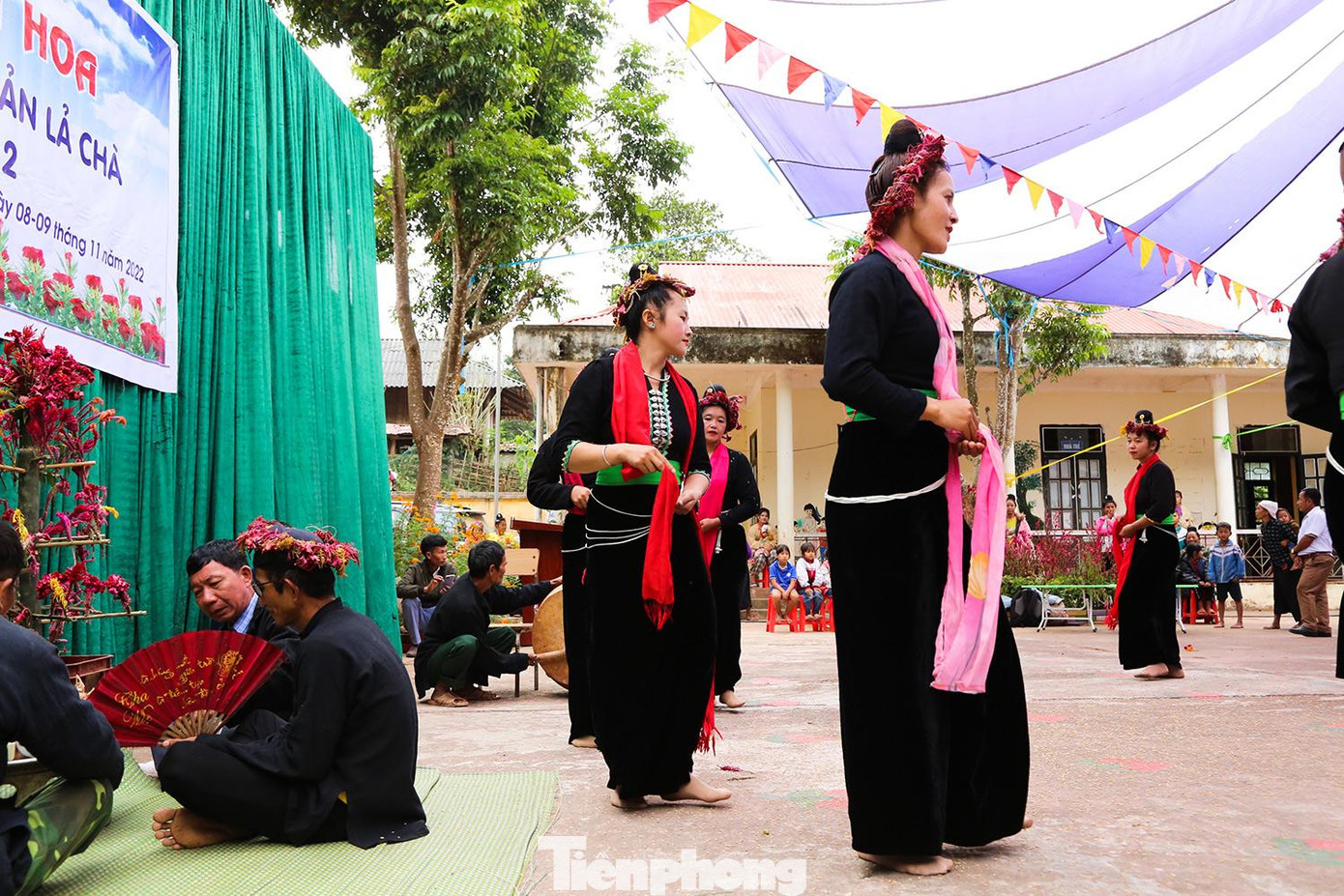 Sau các phần nghi lễ tâm linh, mọi người dân trong bản sẽ tham gia vào các hoạt động của ngày hội với nhiều trò chơi dân gian và các điệu múa truyền thống. Sau các phần nghi lễ tâm linh, mọi người dân trong bản sẽ tham gia vào các hoạt động của ngày hội với nhiều trò chơi dân gian và các điệu múa truyền thống.