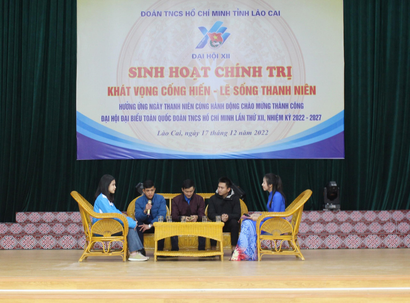 Buổi sinh hoạt chính trị "Khát vọng cống hiến - Lẽ sống thanh niên" tại Lào Cai. Buổi sinh hoạt chính trị "Khát vọng cống hiến - Lẽ sống thanh niên" tại Lào Cai.