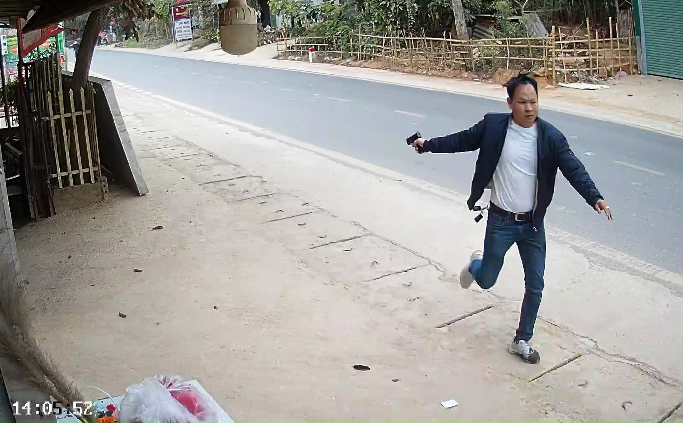 Đối tượng bỏ chạy dùng súng chống trả. Đối tượng bỏ chạy dùng súng chống trả.