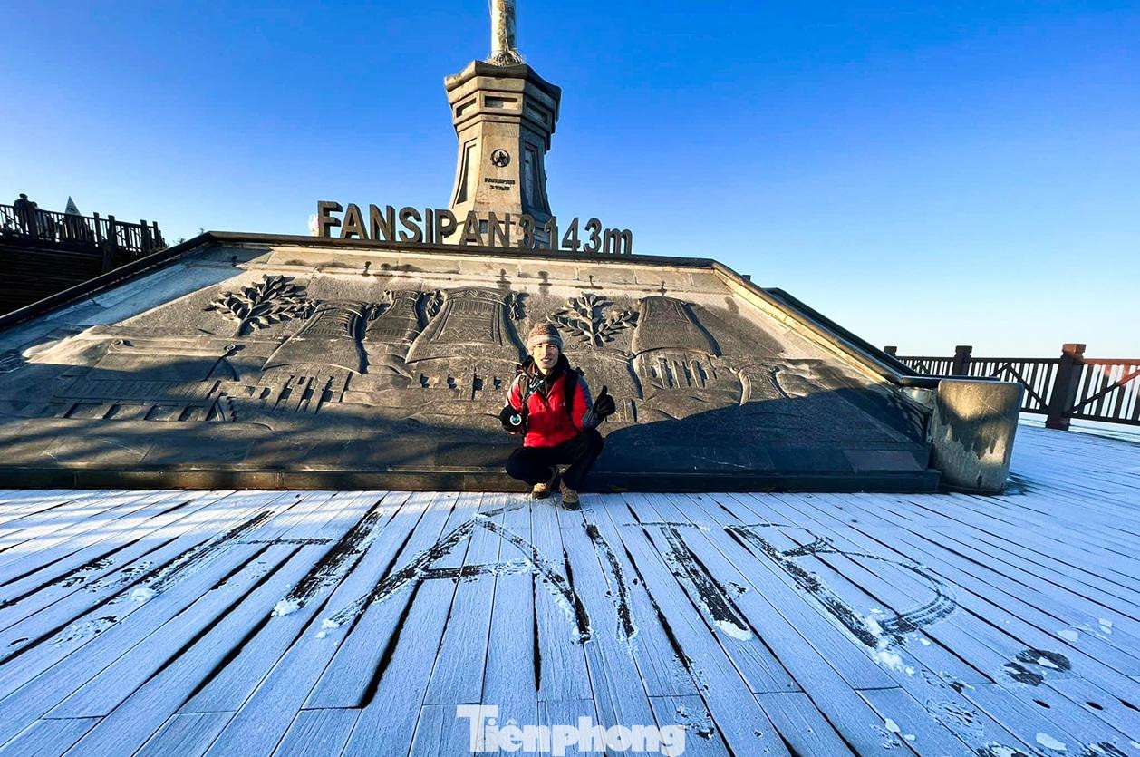 Theo thông tin từ Trạm Khí tượng Sa Pa, vào lúc 8h hôm nay (6/11), nhiệt độ tại trung tâm thị xã Sa Pa ghi nhận khoảng 7 đến 8 độ C, đỉnh Fansipan khoảng 3 độ C.