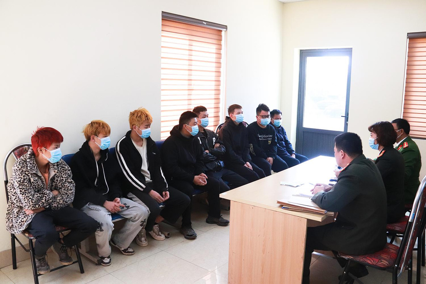 Đối tượng Phạm Văn Ba và 7 đối tượng người Trung Quốc tại cơ quan Công an.