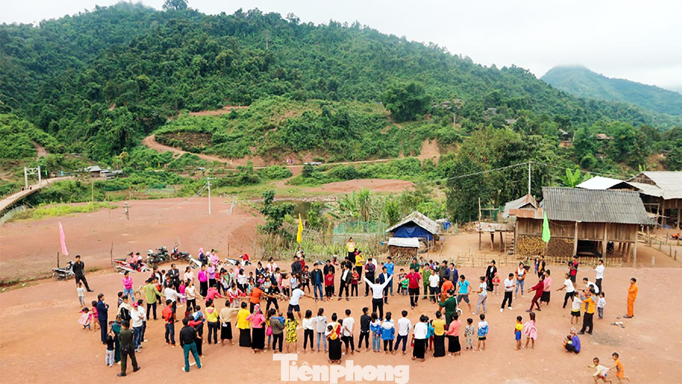 Dân bản thi kéo co. Dân bản thi kéo co.