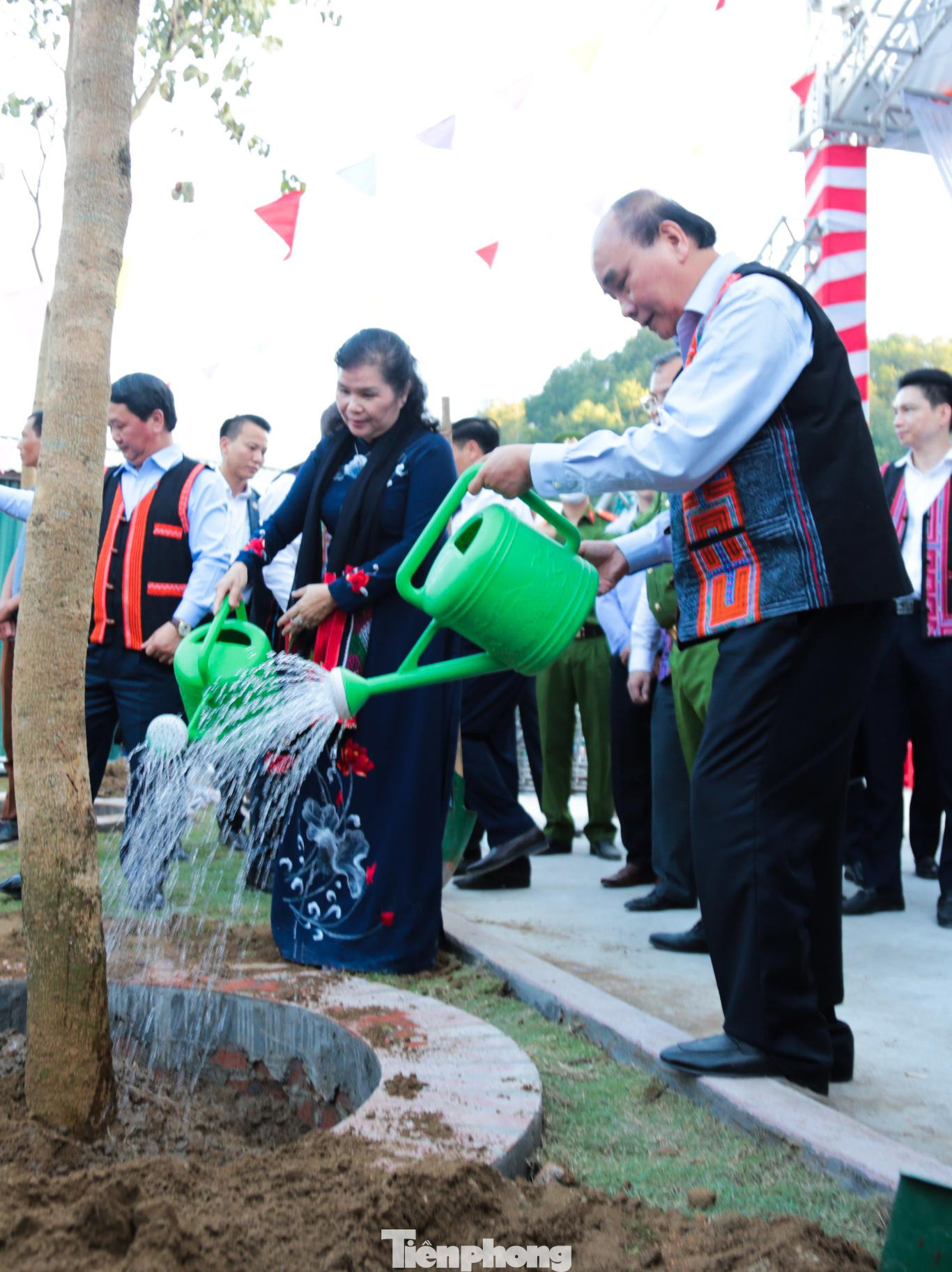 Tại ngày hội Đại đoàn kết, Chủ tịch nước Nguyễn Xuân Phúc cùng lãnh đạo các bộ, ngành, địa phương trồng cây lưu niệm.