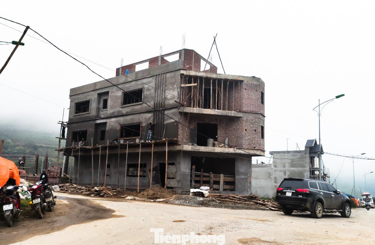 Người dân đang tiến hành xây nhà tại dự án. Ảnh: Hân Nguyễn. Người dân đang tiến hành xây nhà tại dự án. Ảnh: Hân Nguyễn.