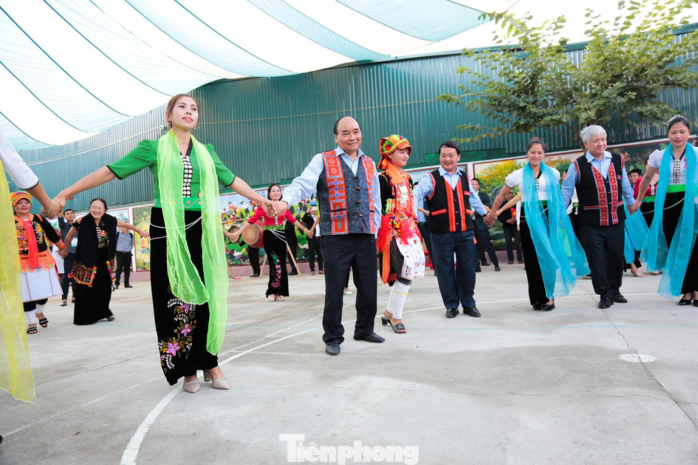 Chủ tịch nước hòa cùng điệu xòe Thái - di sản văn hóa phi vật thể của nhân loại cùng đồng bào các dân tộc.