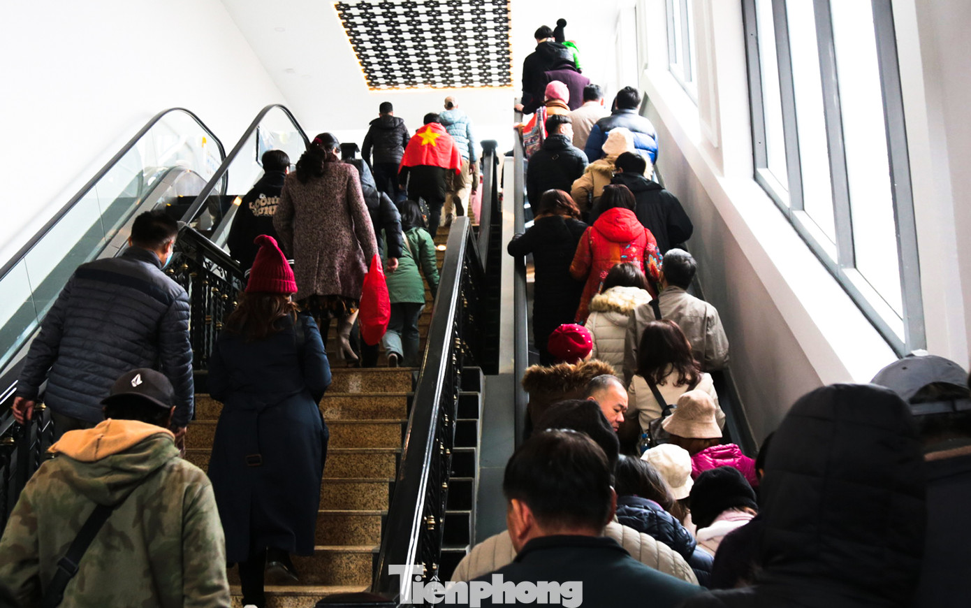 Trong chiều 24/12, du khách nườm nượp lên tham quan đỉnh Fansipan.