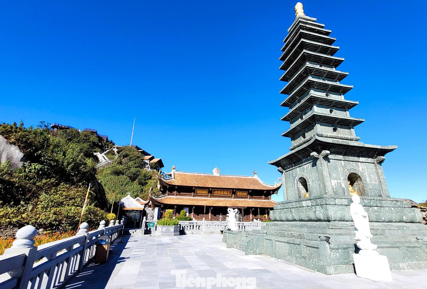 Hệ thống cáp treo và tàu điện đang trong quá trình bảo dưỡng nên du khách chưa thể lên tham quan. Hệ thống cáp treo và tàu điện đang trong quá trình bảo dưỡng nên du khách chưa thể lên tham quan.