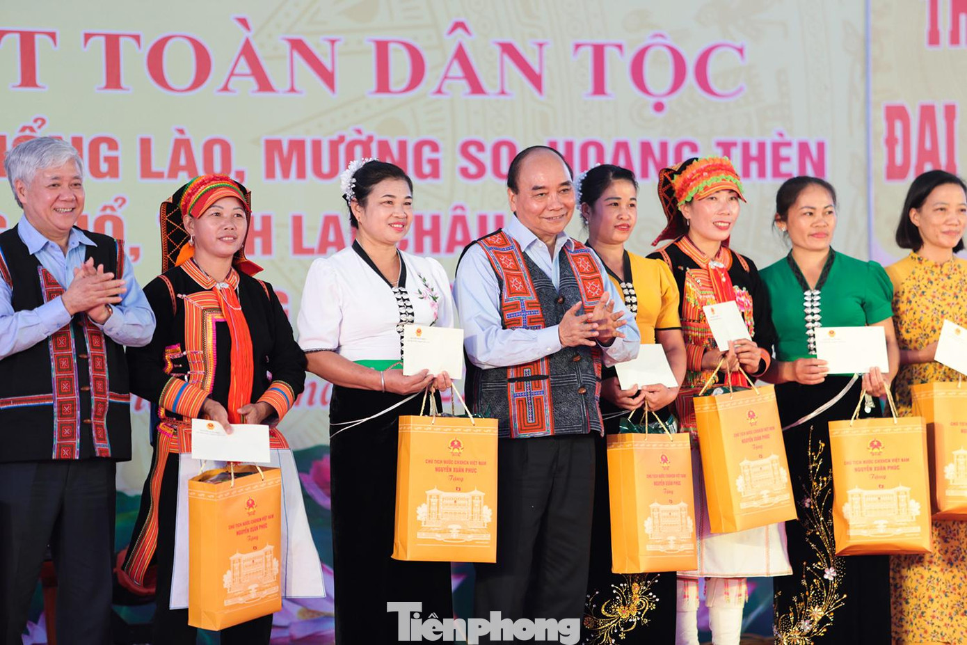 Chủ tịch nước Nguyễn Xuân Phúc và Chủ tịch Ủy ban Trung ương Mặt trận tổ quốc Việt Nam Đỗ Văn Chiến tặng quà cho các hộ dân tại địa phương.