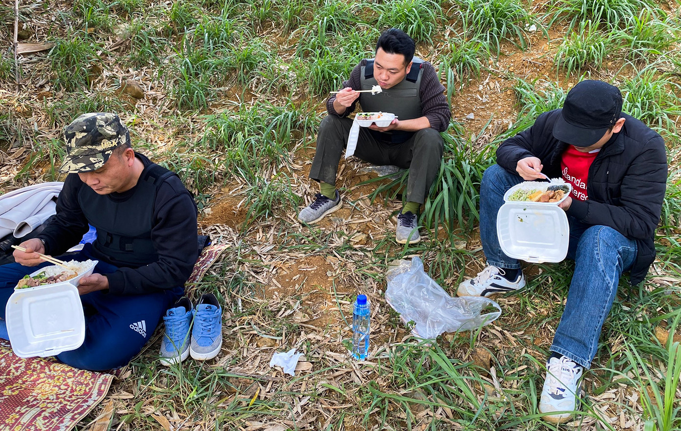 Bữa cơm vội của anh em đánh án. Bữa cơm vội của anh em đánh án.