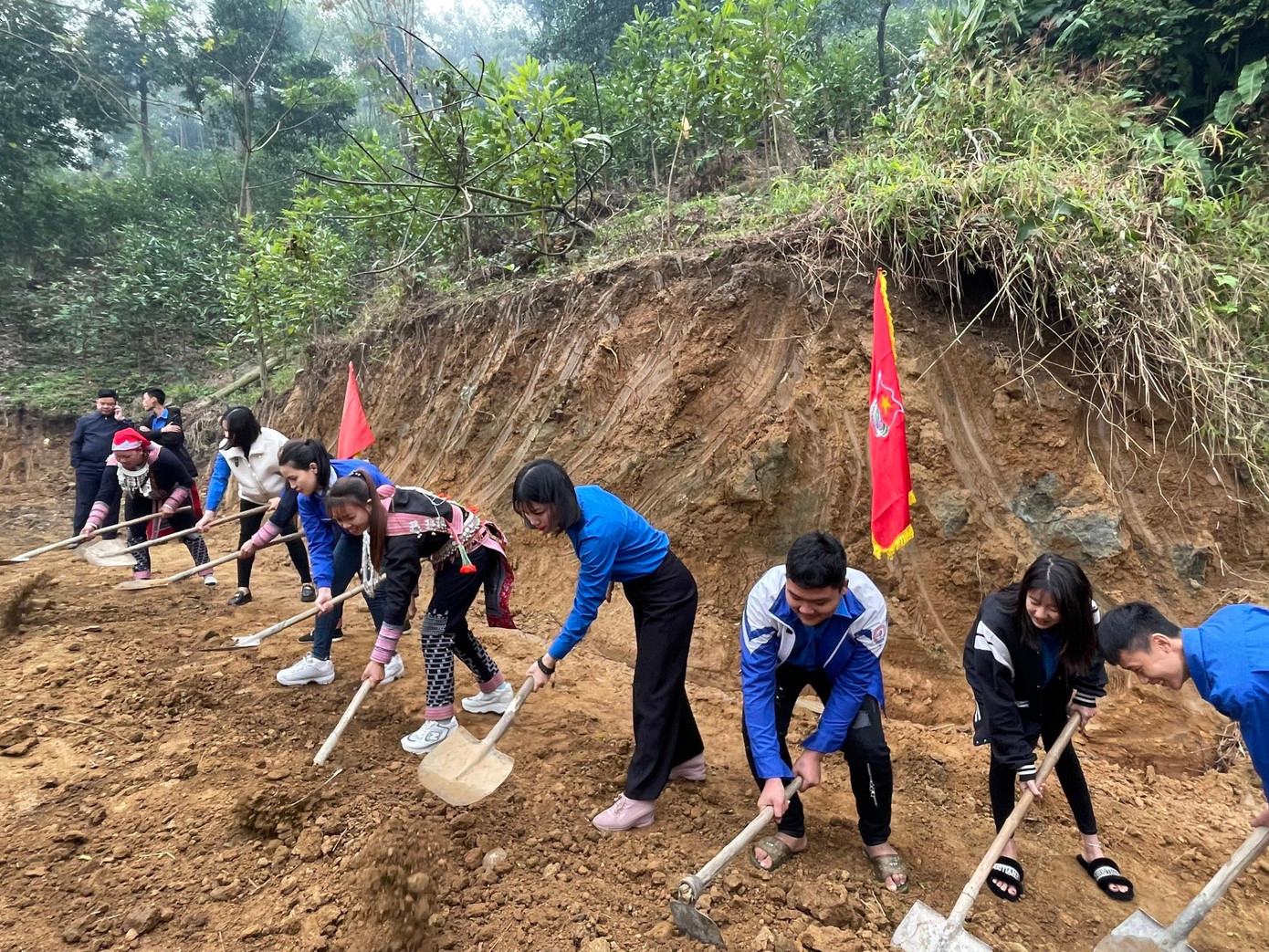 Lực lượng thanh niên có mặt tại nhiều địa bàn khó khăn. Lực lượng thanh niên có mặt tại nhiều địa bàn khó khăn.