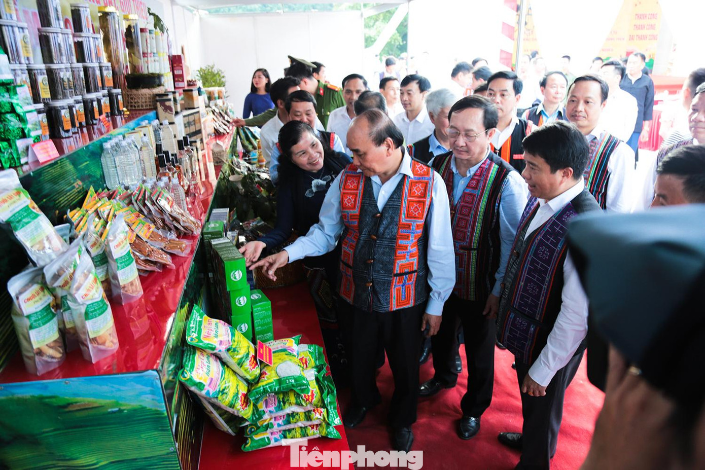 Nhân dân 3 xã Khổng Lào - Mường So - Hoang Thèn hăng hái thi đua lao động sản xuất, xóa đói giảm nghèo, đẩy mạnh ứng dụng khoa học kỹ thuật, chuyển đổi cơ cấu cây trồng vật nuôi, tạo ra những nông sản có giá trị kinh tế cao. Đặc biệt, có thể kể đến vùng sản xuất hàng hóa tập trung với hơn 400 ha cây chuối, các tổ hợp tác xã liên kết trồng Mía đường, Xoài, Lê.